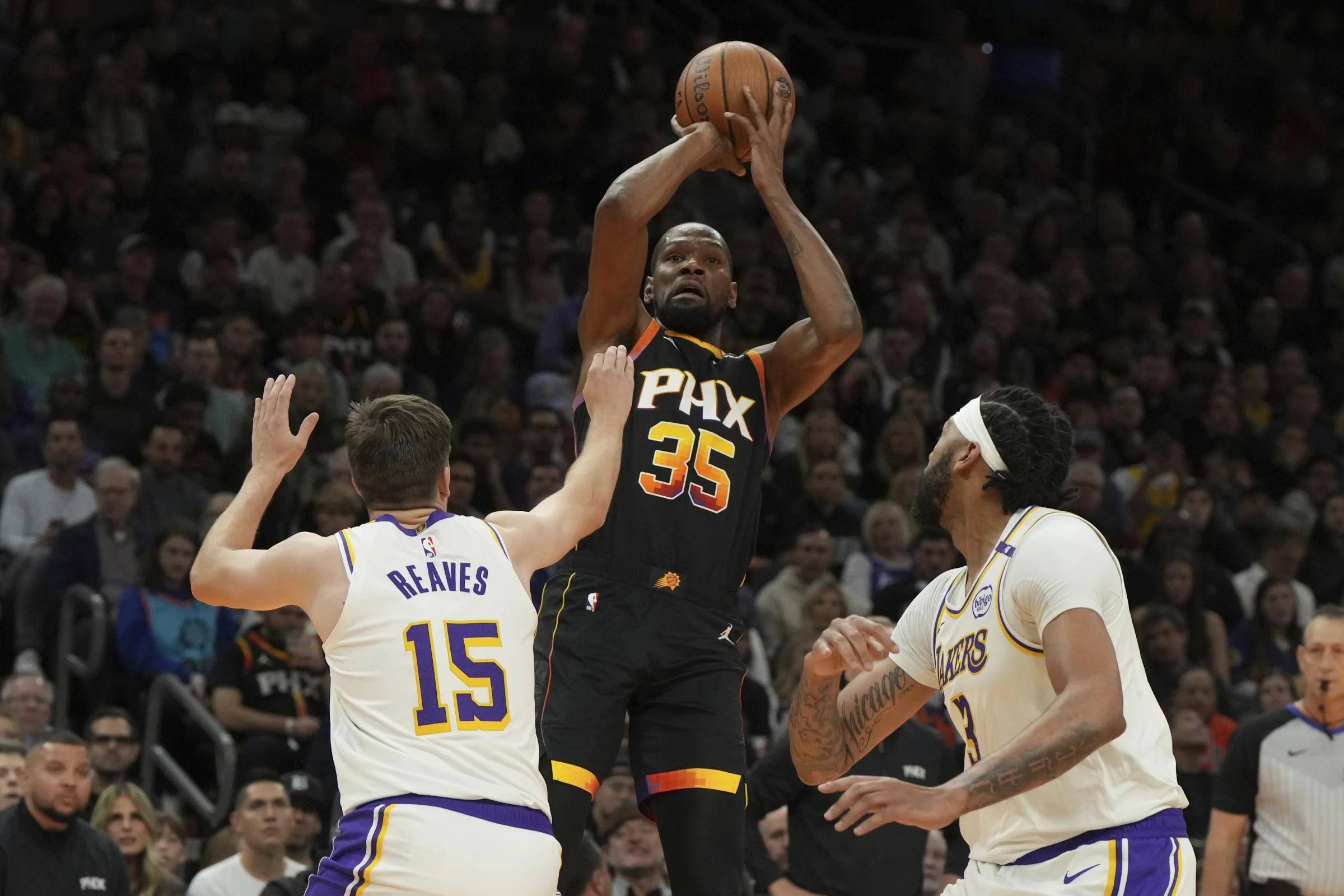 NBA巨星因暴发矛盾被罚离场，事件引起争议